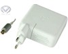 Adaptateur secteur carre portable iBook et PowerBook G4
l'adaptateur portable d'Apple est un parfait compagnon de voyage. Pour un encombrement minimal, vous pouvez enrouler le câble d'alimentation autour de l'adaptateur
